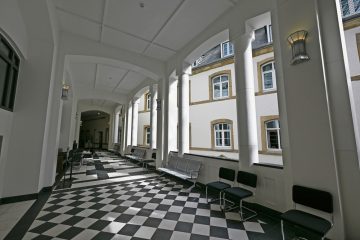 Tödlicher Schuss in Bonneweg / Polizist wegen Gebrauch seiner Dienstwaffe angeklagt – so lief der erste Prozesstag