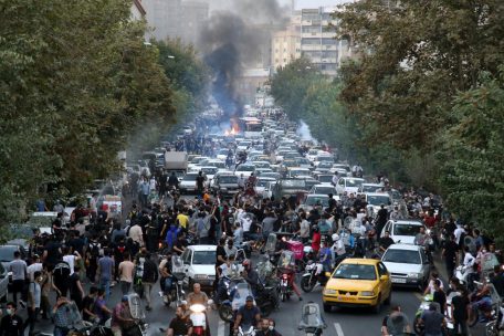 Demonstranten skandieren während eines Protestes in der Innenstadt von Teheran Parolen gegen den Tod der 22-jährigen Iranerin Mahsa Amini. Sie war vor gut einer Woche von der Sittenpolizei wegen ihres „unislamischen Outfits“ festgenommen worden. Was genau mit Amini nach ihrer Festnahme geschah ist unklar, jedenfalls fiel sie ins Koma und starb am Freitag (16.09.2022) in einem Krankenhaus.