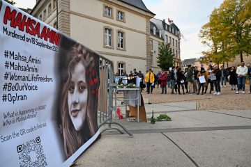 Mahnwache / Dutzende drücken in Luxemburg still ihre Solidarität mit Iranern aus – darunter Premier Bettel