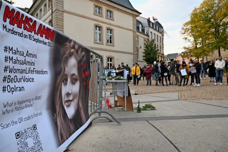 Mahnwache / Dutzende drücken in Luxemburg still ihre Solidarität mit Iranern aus – darunter Premier Bettel