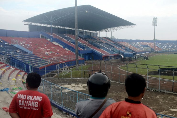 Fußballwelt im „Schockzustand“ / Mindestens 125 Tote: Stadionkatastrophe erschüttert Indonesien