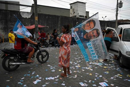 Eine Frau steht während der Parlaments- und Präsidentschaftswahlen auf der Straße in der Favela Mare in Rio de Janeiro, Brasilien, am 2. Oktober 2022