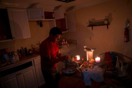 José Ramirez wäscht das Geschirr nach einem Abendessen nach dem Hurrikan Ian in Fort Myers Beach, Florida, am 2. Oktober 2022