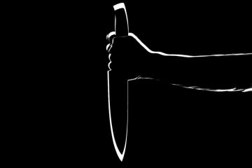 Berchemer Bahnhof / Messerstecher greift Frau an und verwundet sich später selbst