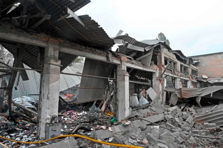 Die Ruinen einer zerstörten Fabrik für Elektroprodukte nach einem Raketeneinschlag in Charkow am 4. Oktober 2022 während des russischen Einmarsches in der Ukraine