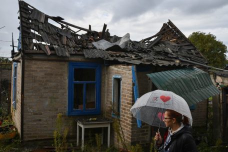 Die 22-jährige Anwohnerin Ekaterina steht in Kramatorsk neben einem Wohnhaus, das bei einem nächtlichen Angriff beschädigt wurde
