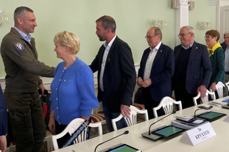 Die internationale Parlamentarierdelegation sprach unter anderem mit dem Kiewer Bürgermeister Vitali Klitschko (l.), hier bei der Begrüßung des LSAP-Politikers Yves Cruchten