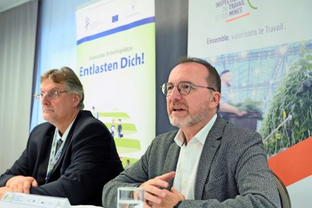 Wenn’s im Rücken zwickt / Warum Muskel- und Skeletterkrankungen im Job immer häufiger werden
