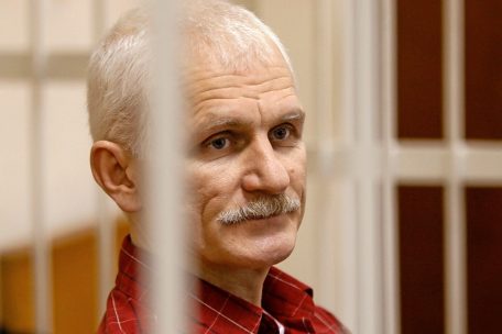 Der belarussische Menschenrechtsanwalt Ales Bjaljatzki während einer Gerichtsverhandlung in Minsk