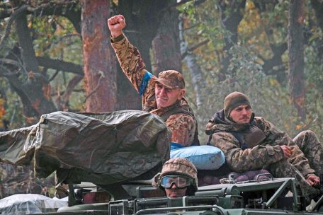 In der Nähe der zurückeroberten Stadt Lyman reckt ein ukrainischer Soldat die Faust in die Höhe