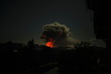 Ukraine-Krieg / Schwerer Brand auf Krim-Brücke – offenbar auch Straßenschäden