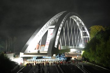 Luxemburg / Imposante Millimeterarbeit: Bowstring-Brücke in der Nacht über die A3 geschoben