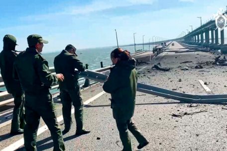 Ein russisches Ermittlungskomitee an einem beschädigten Teil der Krim-Brücke, die das russische Festland und die Halbinsel Krim verbindet.