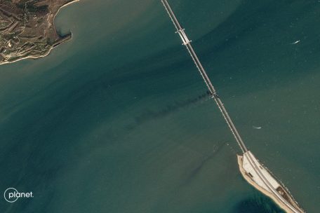 Dieses Satellitenbild von Planet Labs zeigt eine Rauchwolke nach einer Explosion an der Krim-Brücke, die das russische Festland und die Halbinsel Krim über die Straße von Kertsch verbindet.