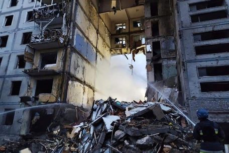 Auf diesem vom ukrainischen Katastrophenschutz zur Verfügung gestellten Foto arbeiten Rettungskräfte an einem durch Beschuss beschädigten Gebäude.