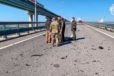 Ein russisches Ermittlungskomitee an einem beschädigten Teil der Krim-Brücke, die das russische Festland und die Halbinsel Krim verbindet