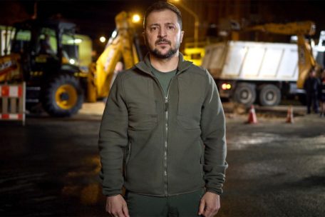 Diese vom Pressebüro des ukrainischen Präsidenten zur Verfügung gestellte Aufnahme zeigt Wolodymyr Selenskyj, Präsident der Ukraine, in der Innenstadt von Kiew am Ort eines Raketenangriffs während seiner täglichen Ansprache.