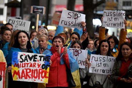 Nach den tödlichen russischen Raketenangriffen auf Kiew und andere ukrainische Städte haben am Montagabend in der deutschen Stadt Köln hunderte Menschen gegen die Bombardierungen demonstriert
