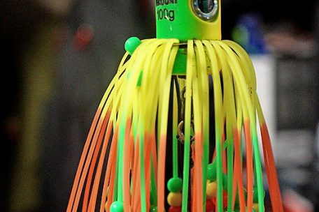 Mit solch einem Vertikalköder, gepaart mit kanadischen Tauwürmern, wurde der Rekordfang geködert