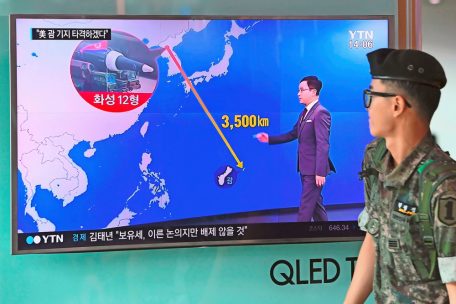 In Schlagdistanz: Ein südkoreanischer Soldat schaut auf eine Illustration, die die Distanz von Nordkorea zu Guam zeigt