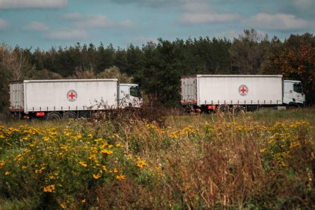 Lastwagen mit dem Emblem des Internationalen Komitees vom Roten Kreuz bringen Hilfsgüter in die von den Ukrainern zurückeroberte Stadt Swjatohirsk in der Oblast Donezk