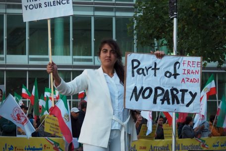 Anahita Pouralijanki: „Solange nicht alle iranischen Frauen frei sind, können die Männer es auch nicht sein“
