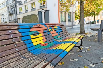 „Poterbänken“ / Setz dich, lass uns reden: Differdingen setzt ein buntes Zeichen für soziales Miteinander