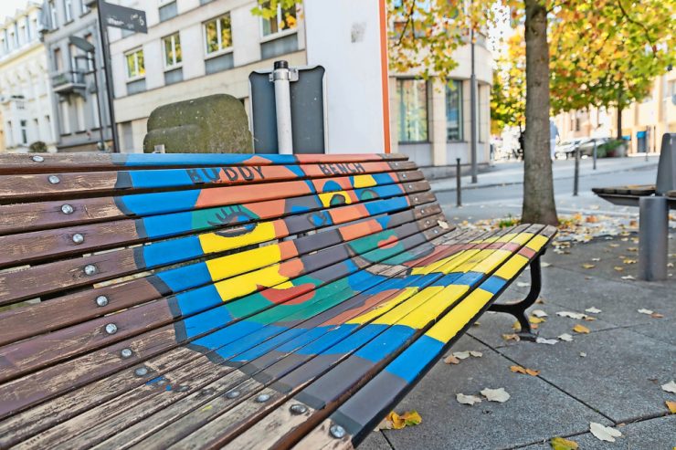 „Poterbänken“ / Setz dich, lass uns reden: Differdingen setzt ein buntes Zeichen für soziales Miteinander
