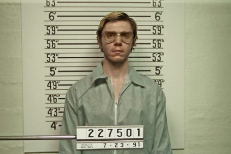 Evan Peters als Jeffrey Dahmer in einer Szene aus „Dahmer. Monster: The Jeffrey Dahmer Story“ (undatiert). Die Netflix-Serie ist ziemlich umstritten.