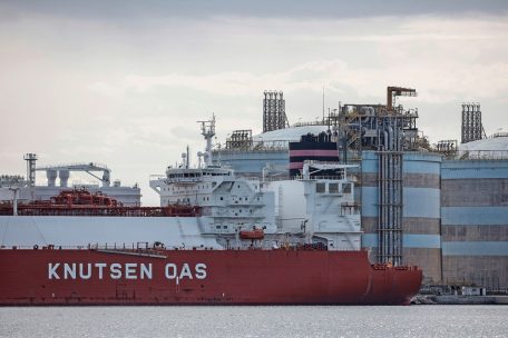 Energie-Krise / Wegen voller Gasspeicher stauen sich vor Spaniens Flüssiggas-Terminals die Tanker