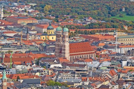 Die Innenstadt der bayerischen Landeshauptstadt München mit der Frauenkirche im Zentrum