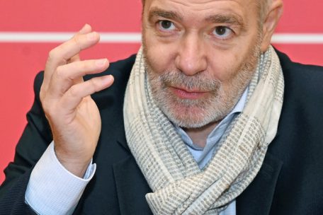 Dan Kersch ist seit 1991 Mitglied der LSAP. 2000 bis 2005 sitzt Dan Kersch für die LSAP im Monnericher Gemeinderat, übernimmt von 2006 bis 2013 den Bürgermeisterposten in der Gemeinde. Kersch wird 2013 zum Minister in der ersten Dreierkoalition unter Premierminister Xavier Bettel ernannt. Als Etienne Schneider die Regierung verlässt, wird Dan Kersch Vize-Premierminister der LSAP. Ende 2021 verkündet Kersch aus gesundheitlichen Gründen seinen Rücktritt aus der Regierung an – und wechselt stattdessen auf die Abgeordnetenbank in die Chamber.