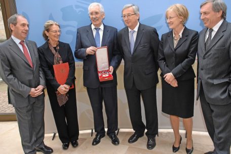 Kinschs langjähriger Sozialpartner, der frühere OGBL-Präsident John Castegnaro (links), war auch dabei, als dem ehemaligen Arbed-Mann 2012 das Großkreuz im nationalen Verdienstorden verliehen wurde. Begleitet wurde Kinsch von seiner Frau (2.v.l.). Überreicht wurde die Auszeichnung vom damaligen Premierminister Jean-Claude Juncker und den Ministern Mady Delvaux-Stehres und Jeannot Krecké.