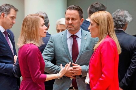 Xavier Bettel im Gespräch mit der estnischen Premierministerin Kaja Kallas (l.) und der Präsidentin des Europaparlaments, Roberta Metsola
