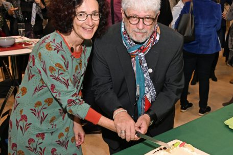 Jeannine Schumann und Gilbert Pregno schneiden den Kuchen zum 20. Geburtstag der „Eltereschoul“ an