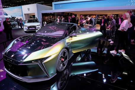 Automobilmarkt / Hersteller stecken mehr als eine Billion Dollar in E-Autos