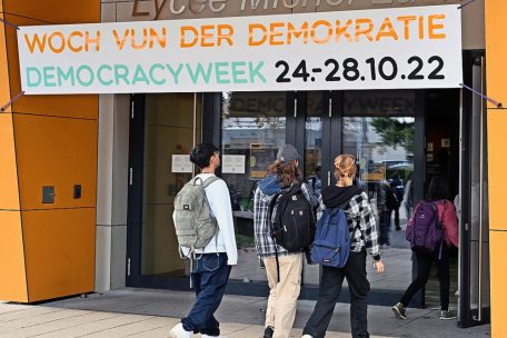 Ein großes Banner mit der Aufschrift „Woch vun der Demokratie“ thront seit Montag über der Eingangstür des Lyzeums