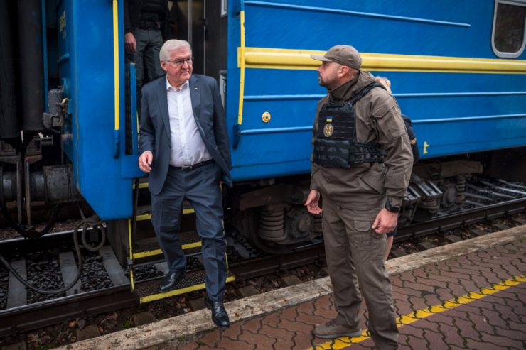 „Ein Bild machen“ / Steinmeier bekundet mit Besuch in der Ukraine Solidarität Deutschlands