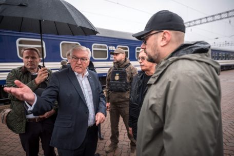 Der deutsche Bundespräsident Frank-Walter Steinmeier (2.v.l.) wird am Bahnhof von Gouverneur Wjatscheslaw Tschaus begrüßt