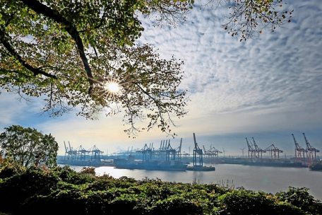 Deutschland / Berlin erlaubt reduzierten Einstieg der Chinesen im Hamburger Hafen