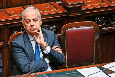 Hart gegen Flüchtlinge / Giorgia Meloni und ihr Innenminister wollen NGO-Schiffe von Italien fernhalten 