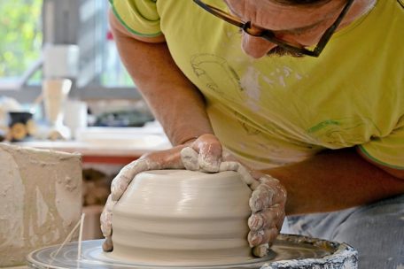 Der Töpfermeister beim Anfertigen einer Urne