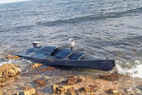 Ende September soll diese, knapp vier Meter lange ukrainische Wasserdrohne an der Küste der Krim angespült worden sein – solche ferngelenkten Boote sollen nun erneut im Einsatz gewesen sein