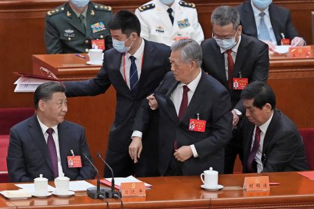 Beim Parteitag ließ Xi Jinping seinen Vorgänger Hu Jintao wegräumen, die alte Garde ist trotzdem noch da