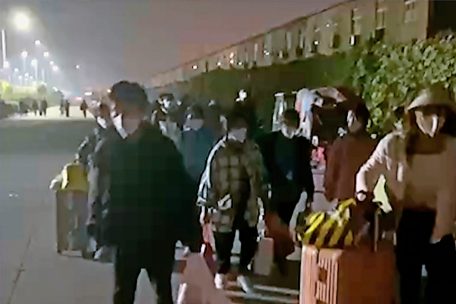 Arbeiter vom Apple-Zulieferer Foxconn fliehen vom Firmengelände, um einem Lockdown und Lebensmittelengpässen zu entgehen