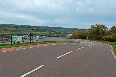 Die menschlichen Körperteile wurden im Bereich eines Parkplatzes in der Nähe des hölzernen Wegkreuzes bei Temmels gefunden