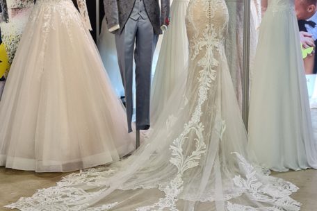 Die Brautmode gestaltet sich traditionell in Weiß. Der Bräutigam trägt immer mehr, was gefällt.