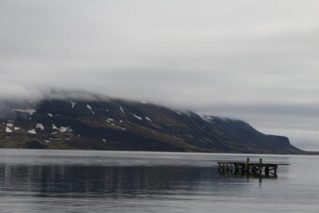 Die Aussicht vom Hotel über den Fjord 