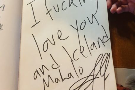 Der Eintrag von Schauspieler Jason Mamoa im Gästebuch des Hotels