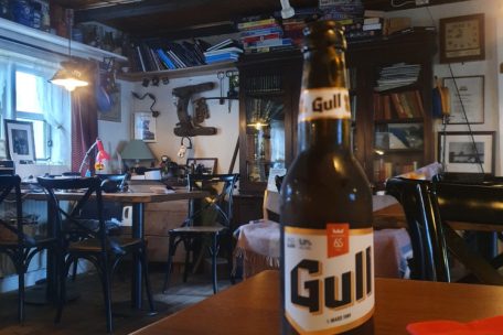 Im Gastraum sitzt man wortwörtlich im Wohnzimmer der Familie